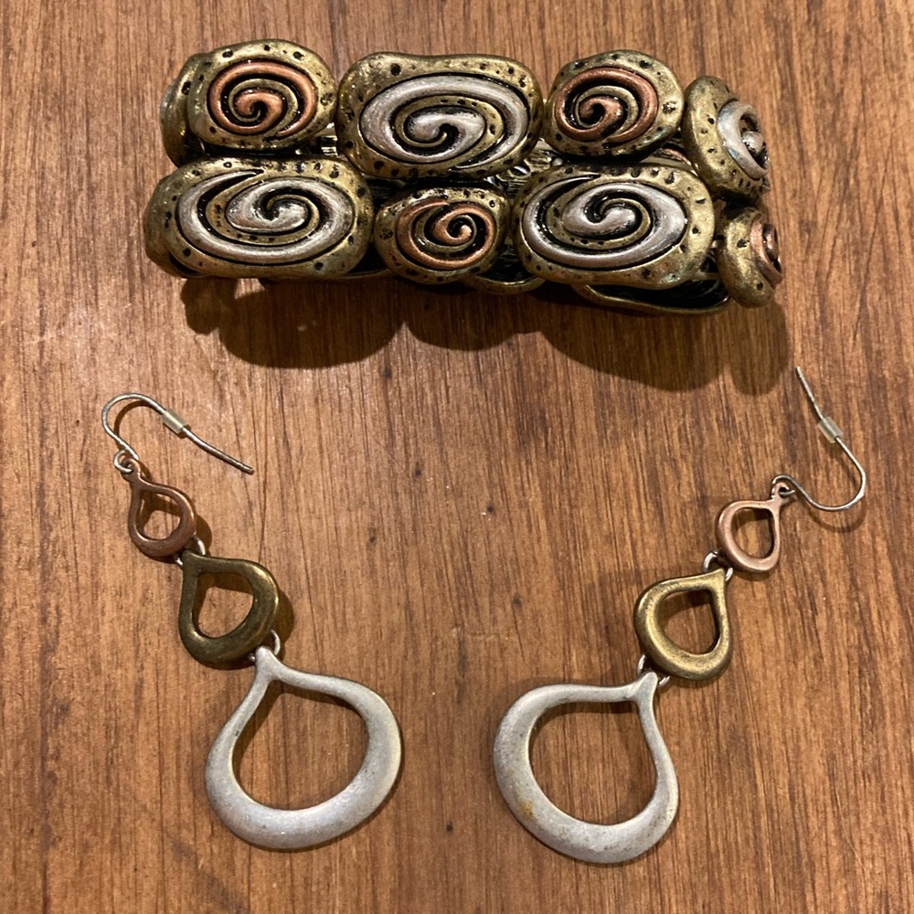 NWOT earring bracket combo tri-color